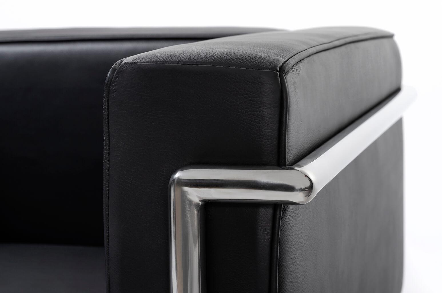 Elegancki design trzyosobowej sofy SOFT LC2